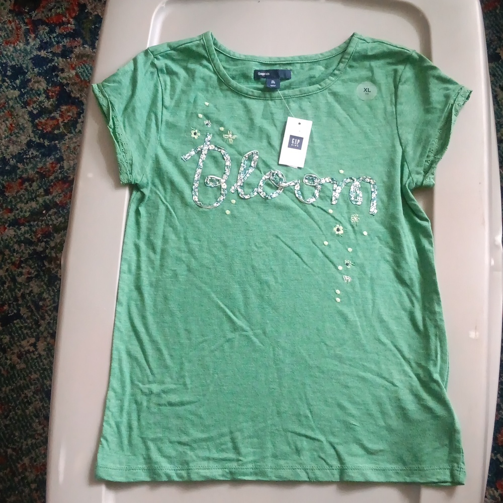 Gap green tee with floral applique